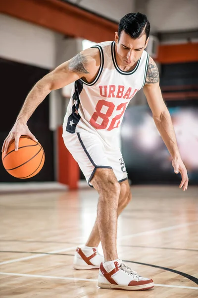 Deportista haciendo ejercicio antes del partido de basket-ball — Foto de Stock