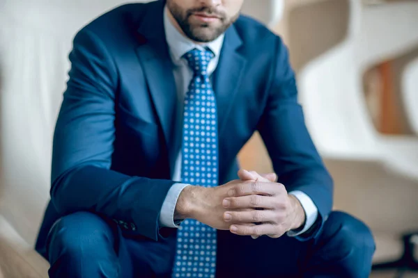Jovem barbudo homem em um belo terno azul e gravata — Fotografia de Stock