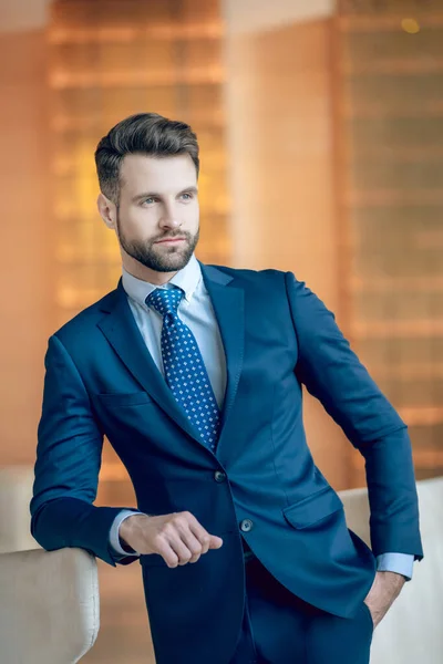 Imagem de um homem bonito em um belo terno azul e gravata — Fotografia de Stock