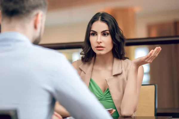 Mujer joven hablando con un hombre y buscando decepcionado — Foto de Stock