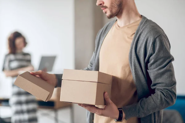 Mannen og hans kvinnelige kollega jobber i en nettbutikk. – stockfoto