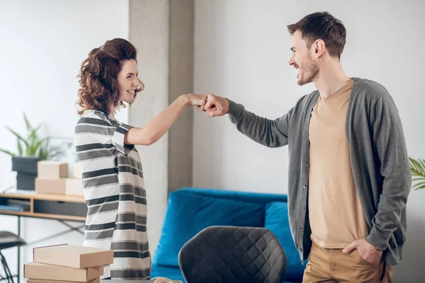 Dos empleados sonrientes y alegres dando golpes de puño —  Fotos de Stock