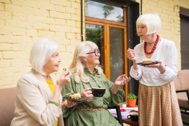 Eski dostlar birlikte vakit geçirip çay içerken harika hissediyorlar.