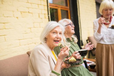 Eski dostlar birlikte vakit geçirip çay içerken harika hissediyorlar.