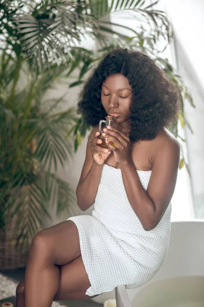 Banyo havlusunu içine çeken genç bir kadın.