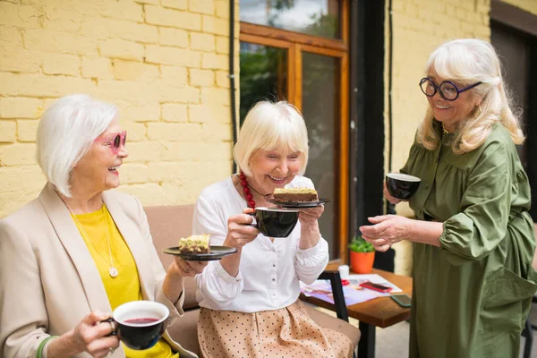 Bayanlar birlikte vakit geçirip çay içerken harika hissediyorlar.