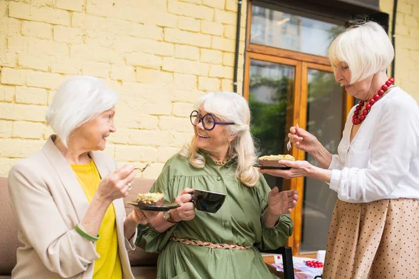 Eski dostlar birlikte vakit geçirip çay içerken harika hissediyorlar.