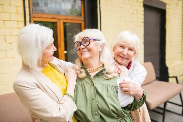 Üç tatlı son sınıf öğrencisi birlikte mutlu hızlı zaman geçiriyorlar.