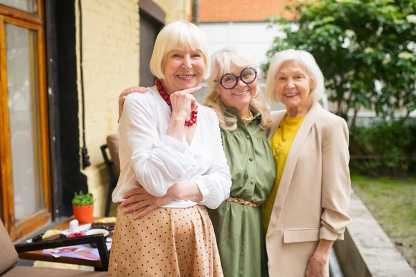 Üç tatlı son sınıf öğrencisi birlikte mutlu hızlı zaman geçiriyorlar.