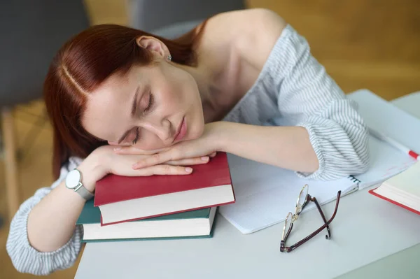 疲惫的科学家在公共图书馆打瞌睡 — 图库照片