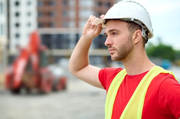 文静胡须的建筑工人摸着他的防护头盔 — 图库照片