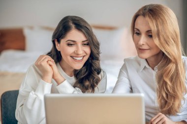 İki bayan meslektaşım anlaşma şartlarını tartışıyor ve ilgili görünüyor.