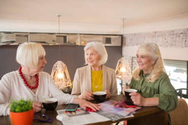 Eski dostlar birlikte zaman geçirir ve bir kafede kahve içerler.