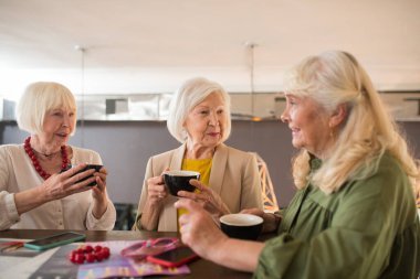 Eski dostlar birlikte zaman geçirir ve bir kafede kahve içerler.