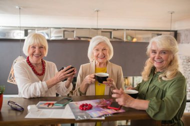 Eski dostlar birlikte zaman geçirir ve bir kafede kahve içerler.