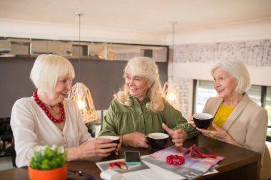 Eski dostlar birlikte zaman geçirir ve bir kafede kahve içerler.