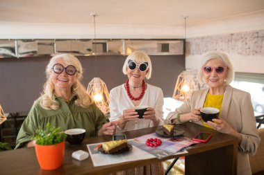 Kadınlar birlikte vakit geçirirken harika hissediyorlar.