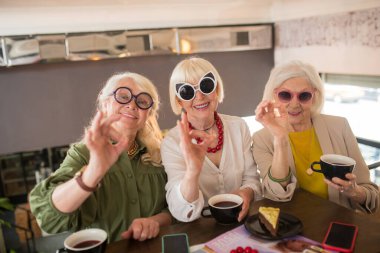 Kadınlar birlikte vakit geçirirken harika hissediyorlar.