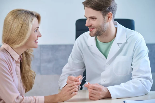 Profissional médico experiente dando uma consulta ao seu paciente — Fotografia de Stock