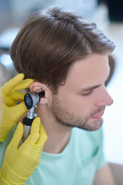 Pazienti giovani orecchio in fase di esame con un auriscopio — Foto Stock