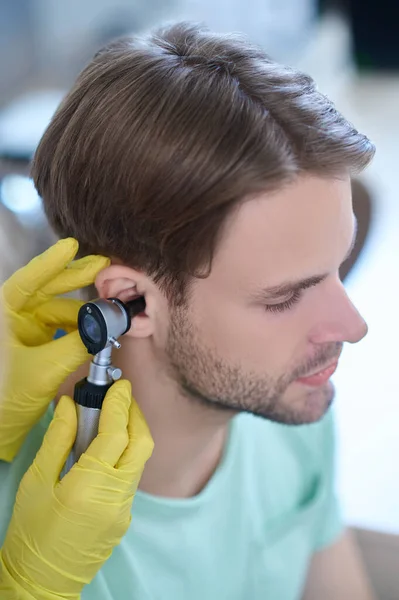 Oreilles de jeunes patients examinées avec un auriscope — Photo