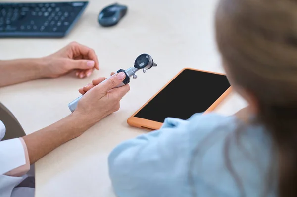 Mani del medico con otoscopio e paziente — Foto Stock