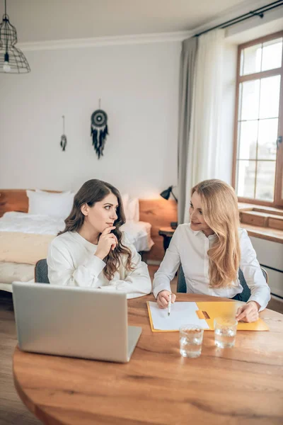 Dos mujeres sentadas a la mesa y discutiendo un acuerdo — Foto de Stock