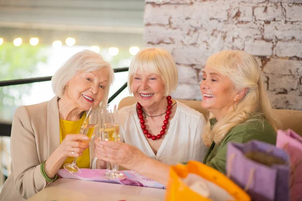 祝典とシャンパンを飲む3人の大人の女性 — ストック写真
