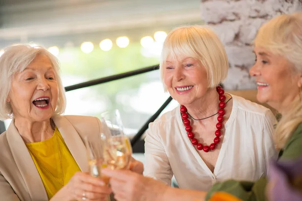 Три зрелые женщины празднуют и пьют шампанское — стоковое фото