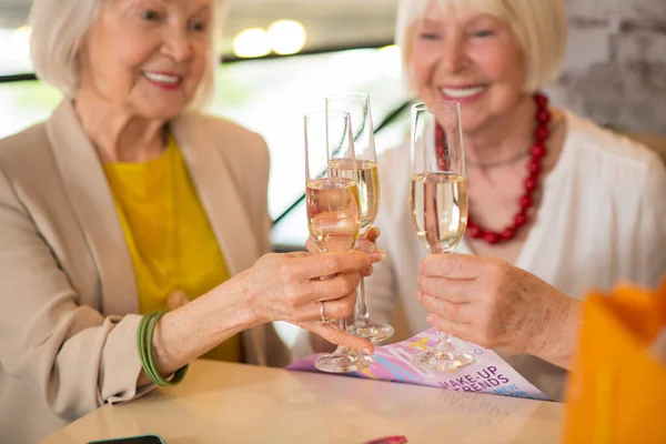 Tři dospělé ženy mají oslavu a pití šampaňského — Stock fotografie