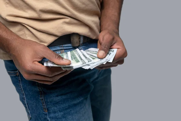 Photo rapprochée d'un homme tenant de l'argent dans ses mains — Photo