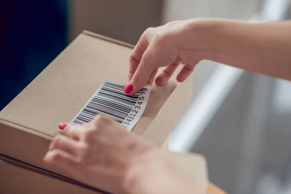 Vendedora caucásica calificada preparando mercancías para el envío — Foto de Stock