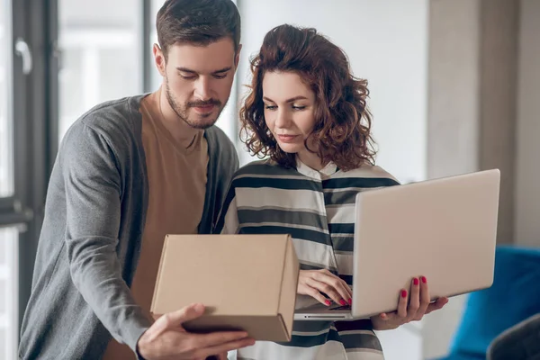 Due colleghe concentrate del deposito del Internet che preparano la merce per la spedizione — Foto Stock