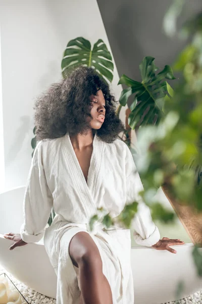 Zrelaksowana Afroamerykanka w salonie spa — Zdjęcie stockowe