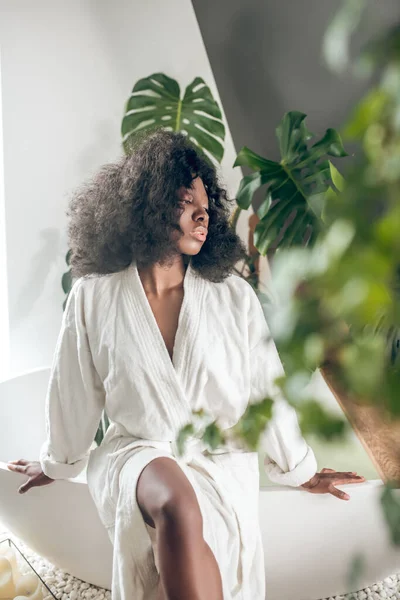 Femme afro-américaine détendue dans un salon de spa — Photo