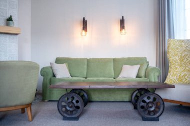 Tekerlekli sandalye ve alçak masa