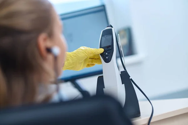 Kind beim Hörscreening in einer Klinik — Stockfoto