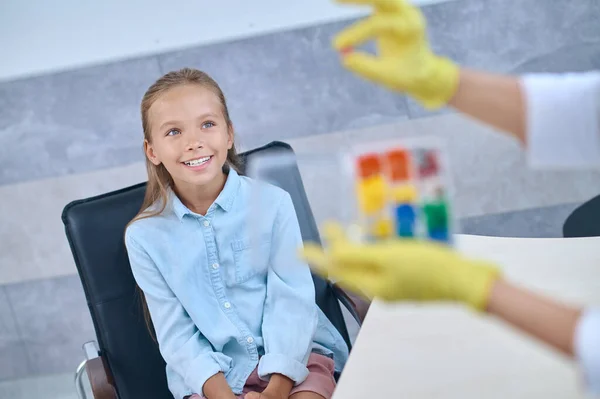 Chica alegre y las manos de otorrinolaringólogo — Foto de Stock