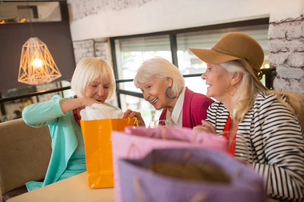 Seniorinnen fühlen sich nach dem Einkauf gut — Stockfoto