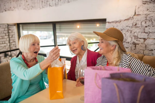 Старшие веселые старшие женщины чувствуют себя хорошо после покупок — стоковое фото