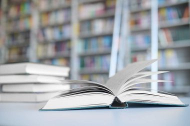 Halk kütüphanesi masasında kiralanmış edebiyatın çeşitliliği