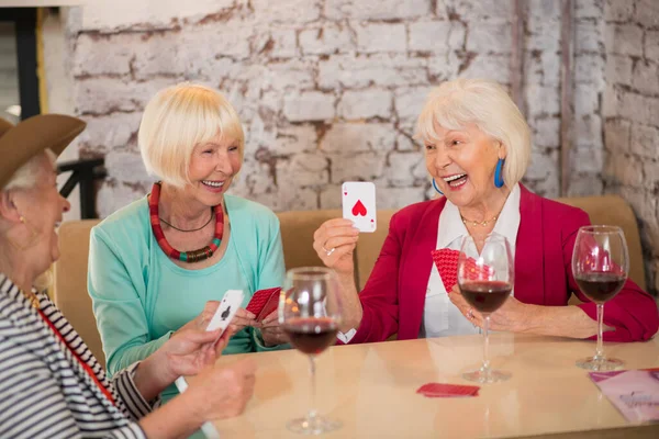 Donne anziane allegre che giocano a carte e sembrano eccitate — Foto Stock