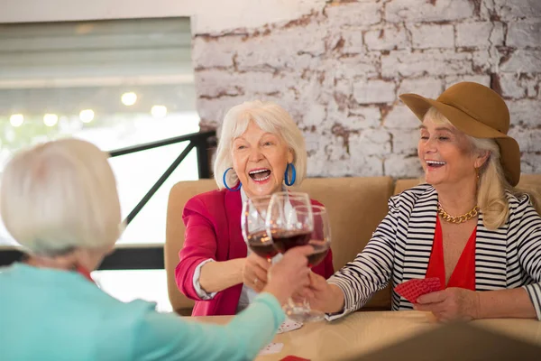 Старшие веселые женщины проводят время вместе и чувствуют себя прекрасно — стоковое фото