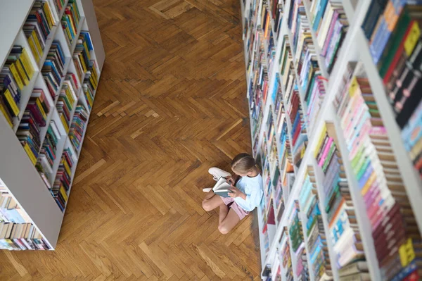 Rapariga a folhear as páginas de um livro — Fotografia de Stock