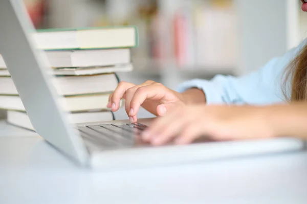 Jonge meisjes handen typen op de laptop — Stockfoto