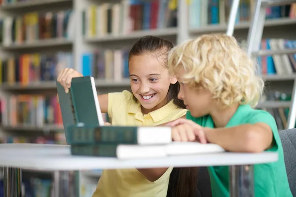 Deux camarades de classe faisant leurs devoirs à la bibliothèque — Photo