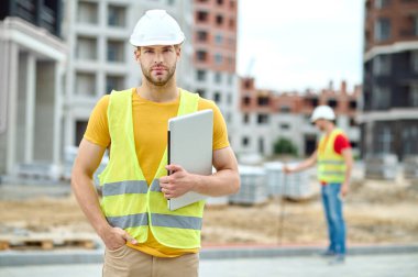 Kameraya poz veren serene profesyonel mühendis.