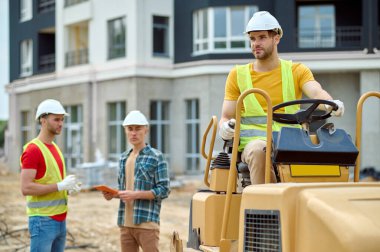 İnşaat alanında üç yetenekli inşaat işçisi var.