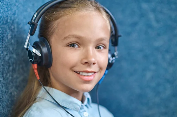 Uśmiechnięta piękna pacjentka w słuchawkach patrząca w przyszłość — Zdjęcie stockowe