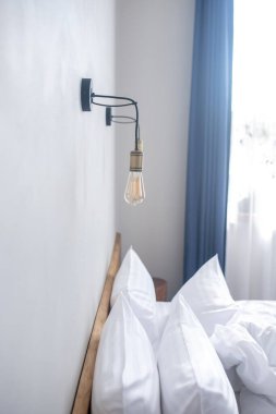 Yatak odasının duvarındaki lamba.